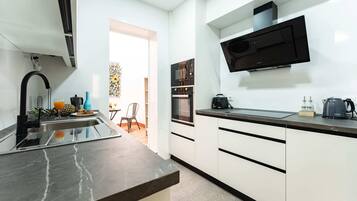 Apartamento clásico, 2 habitaciones | Cocina privada | Frigorífico, microondas, horno y lavavajillas