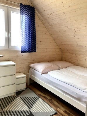 6 bedrooms, individually furnished, bed sheets