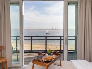 Comfort House, 2 Bedrooms | Balcony - Lush Apartment With Water Views (Sint-Annaland)