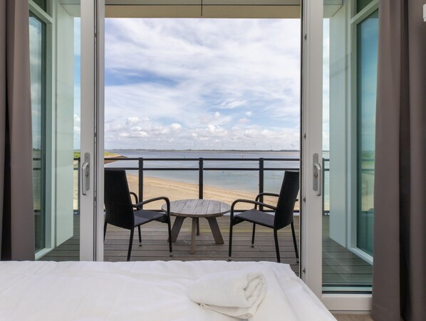 Classic House, 2 Bedrooms | Balcony - Lush Apartment With Water Views (Sint-Annaland)