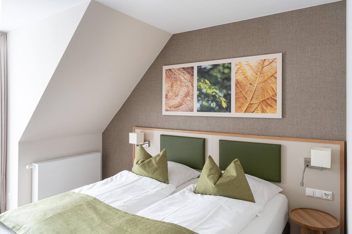 3 habitaciones, muebles diferentes y ropa de cama