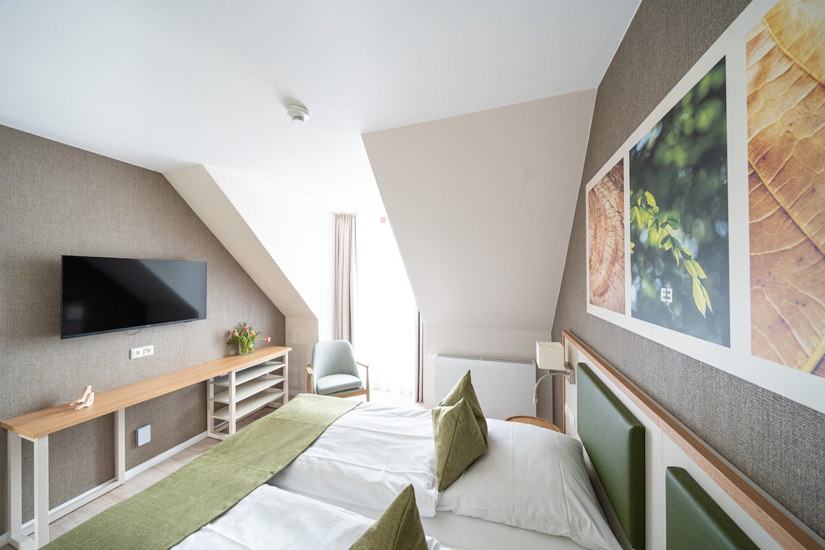 Apartamento clássico, 2 quartos | 2 quartos, individualmente mobiliados, roupa de cama