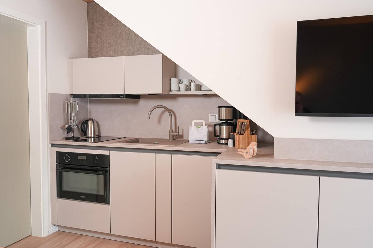 Apartamento luxo, 2 quartos | Cozinha privada | Geladeira, micro-ondas, lava-louças, cafeteira/chaleira