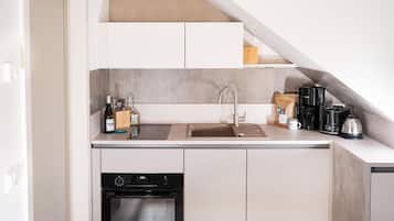 Tủ lạnh, lò vi sóng, máy rửa bát, dụng cụ pha cà phê/trà
