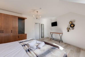 6 bedrooms, individually furnished, bed sheets