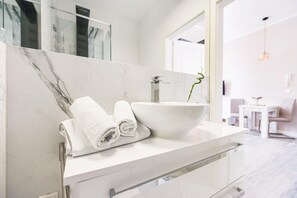 Douche, sèche-cheveux