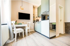 Fridge, microwave, coffee/tea maker, electric kettle - Modern Apartment With Terrace (Bad Camberg)
