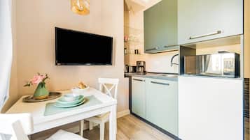 Kühlschrank, Mikrowelle, Wasserkocher mit Kaffee-/Teezubehör