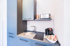 Deluxe Apartment, 1 Bedroom | Private kitchen