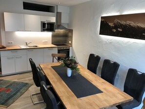 Leilighet – classic, 3 soverom | Eget kjøkken | Kjøleskap, mikrobølgeovn, ovn og oppvaskmaskin