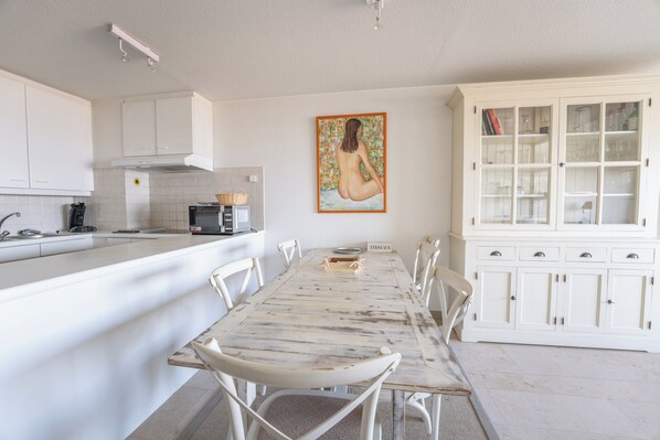 Classic Apartment, 2 Bedrooms | Dining