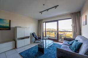 Comfort Apartment, 3 Bedrooms | Living room | DVD player