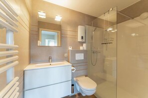Comfort Apartment, 3 Bedrooms | Bathroom | Shower