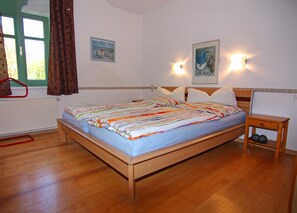 2 slaapkamers, individueel gemeubileerd, een strijkplank/strijkijzer