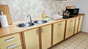 Fridge, microwave, stovetop, coffee/tea maker - Comfortable House With Private Pool, Kolczewo (gmina Wolin)