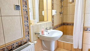 Comfort House, 3 Bedrooms | Bathroom | Shower
