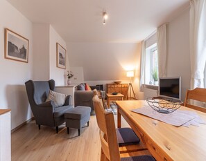 Comfort Apartment, 2 Bedrooms | Dining