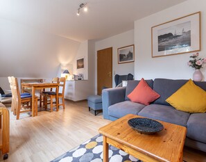 Appartement Confort, 2 chambres | Salle de séjour | Lecteur de DVD