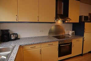 Casa Confort, varias habitaciones | Cocina privada | Refrigerador, microondas, horno y lavavajillas