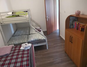 5 chambres, ameublement unique, literie fournie