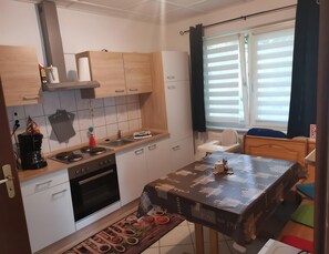 Klassieke bungalow, 3 slaapkamers | Privékeuken | Een koelkast, een magnetron, een oven, een koffiezetapparaat/waterkoker