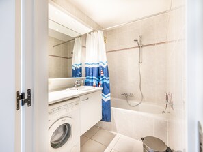 Comfort Apartment, 3 Bedrooms | Bathroom | Bathtub