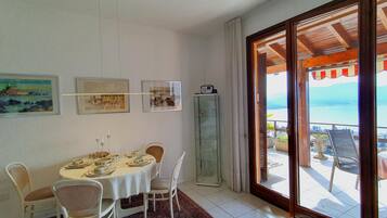 Maison Classique, 2 chambres | Restauration