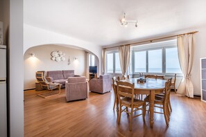 Comfort Apartment, 3 Bedrooms | Dining