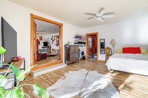 3 habitaciones, tabla de planchar con plancha, wifi y ropa de cama 