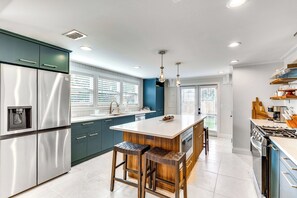 Réfrigérateur, micro-ondes, plaque de cuisson, lave-vaisselle