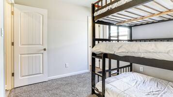 4 sovrum, skrivbord, strykjärn/strykbräda och wi-fi