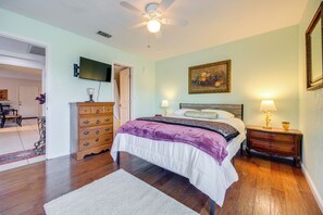 2 bedrooms, desk, iron/ironing board, Internet - Hill Country Townhome: Close to Parks & Hiking (Wimberley)
