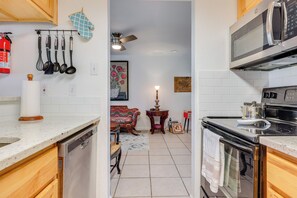 Fridge, microwave, stovetop, dishwasher - Hill Country Townhome: Close to Parks & Hiking (Wimberley)
