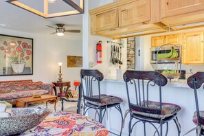 Dining - Hill Country Townhome: Close to Parks & Hiking (Wimberley)