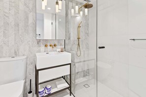 Regadera, secadora de cabello, toallas 