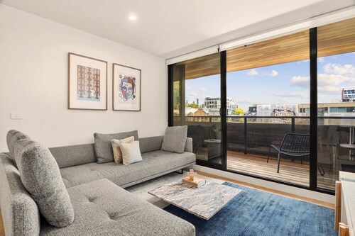 Bright 2-Bed Apartment in Fitzroy’s Heart