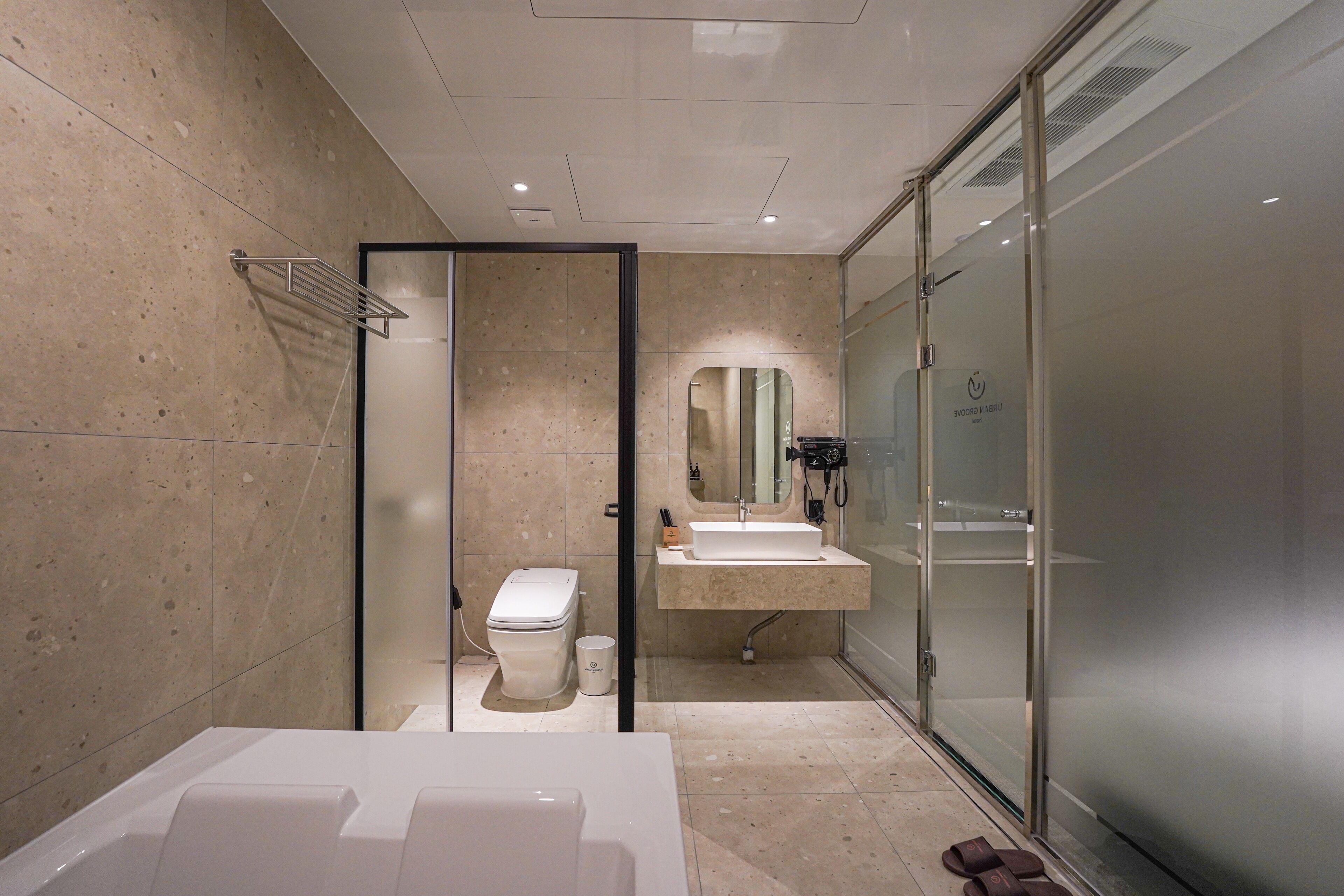 Phòng 2 giường đơn Premier | Phòng tắm | Đồ dùng nhà tắm miễn phí, dép đi trong nhà, xà phòng, dầu gội 