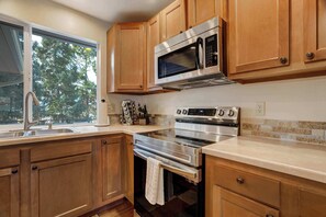 Fridge, microwave, oven, stovetop - Crestgate Den! Patio, Games, Frisbee Golf & Views! (Colorado Springs)