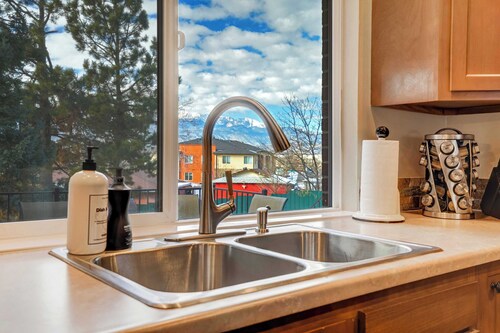 Crestgate Den! Patio, Games, Frisbee Golf & Views!