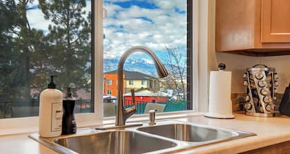 Crestgate Den! Patio, Games, Frisbee Golf & Views!