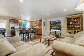 TV - Crestgate Den! Patio, Games, Frisbee Golf & Views! (Colorado Springs)