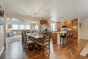 Dining - Crestgate Den! Patio, Games, Frisbee Golf & Views! (Colorado Springs)