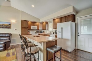 Kjøleskap, mikrobølgeovn, ovn og kokeplater