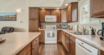 Crestview Place! 2 Mins to UCCS, Patio, and BBQ