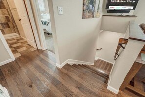 4 عدّة غرف نوم ومكواة/لوح كي وسرير سفر وواي فاي