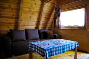 Classic House, 2 Bedrooms | Living room