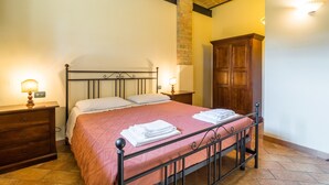 2 Schlafzimmer, individuell eingerichtet, Bettwäsche