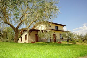 Classic House, 2 Bedrooms | Exterior - Cosy Apartment With Bubble Bath (Perugia)