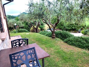 Classic House, 2 Bedrooms | Garden - Cosy Apartment With Bubble Bath (Perugia)