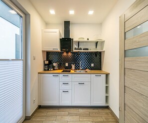 Fridge, dishwasher, coffee/tea maker, electric kettle